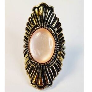 Vintage Gold Tone Pink Pearl Stone Ring
Size: 7.5